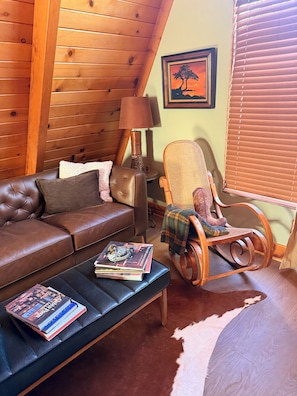 Smart TV - Quaint 2-bedroom A-Frame Cabin in Sugarloaf/Big Bear for a relaxing getaway. (Big Bear)