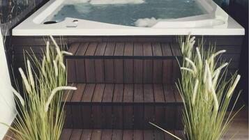 Indoor spa tub