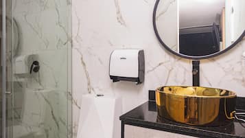 Comfort-dobbeltværelse | Badeværelse | Gratis toiletartikler, hårtørrer, håndklæder, Sæbe