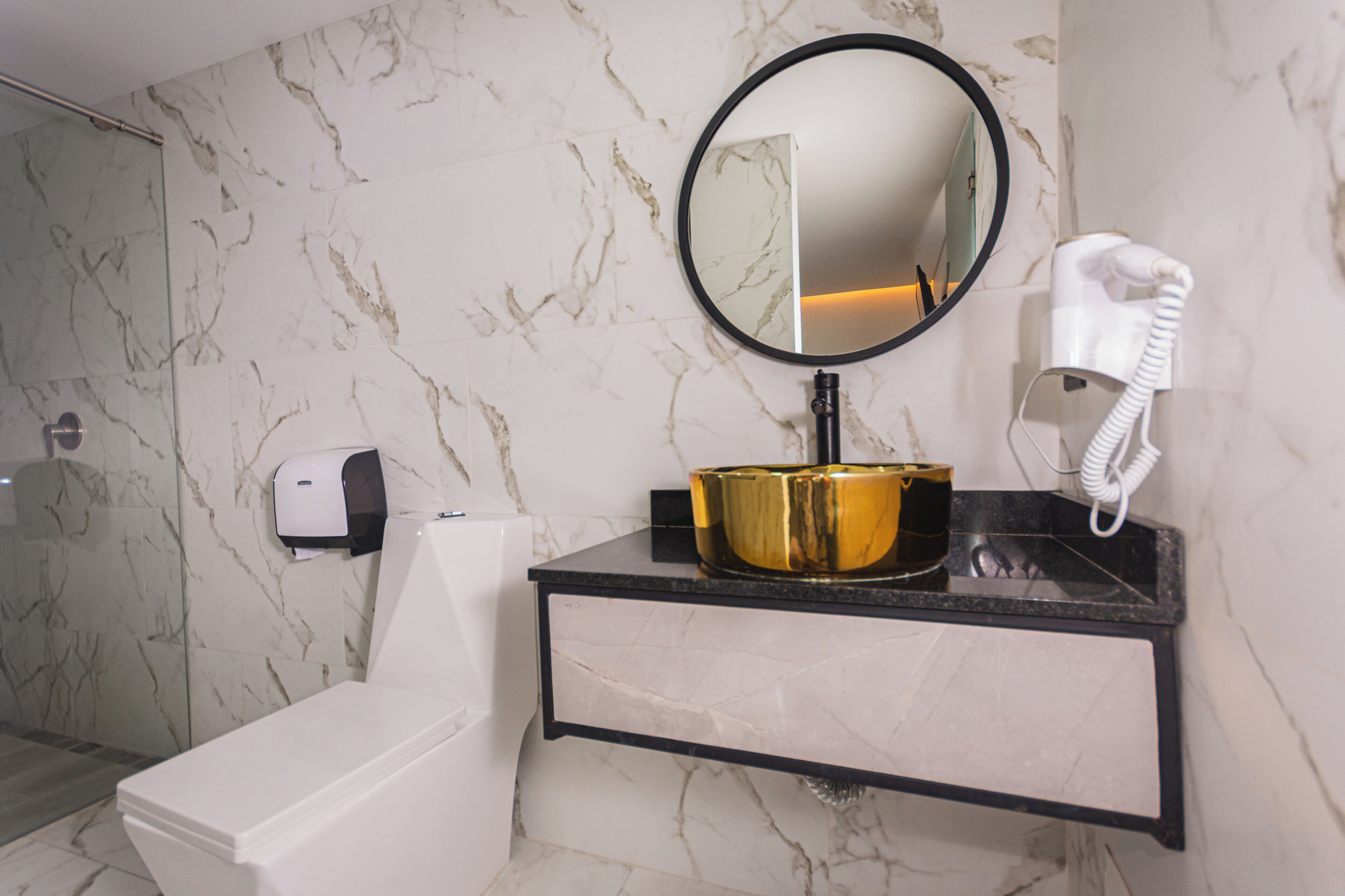 Kamar Double Standar | Kamar mandi | Perlengkapan mandi gratis, pengering rambut, handuk, dan sabun