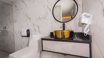 Kamar Double Standar | Kamar mandi | Perlengkapan mandi gratis, pengering rambut, handuk, dan sabun