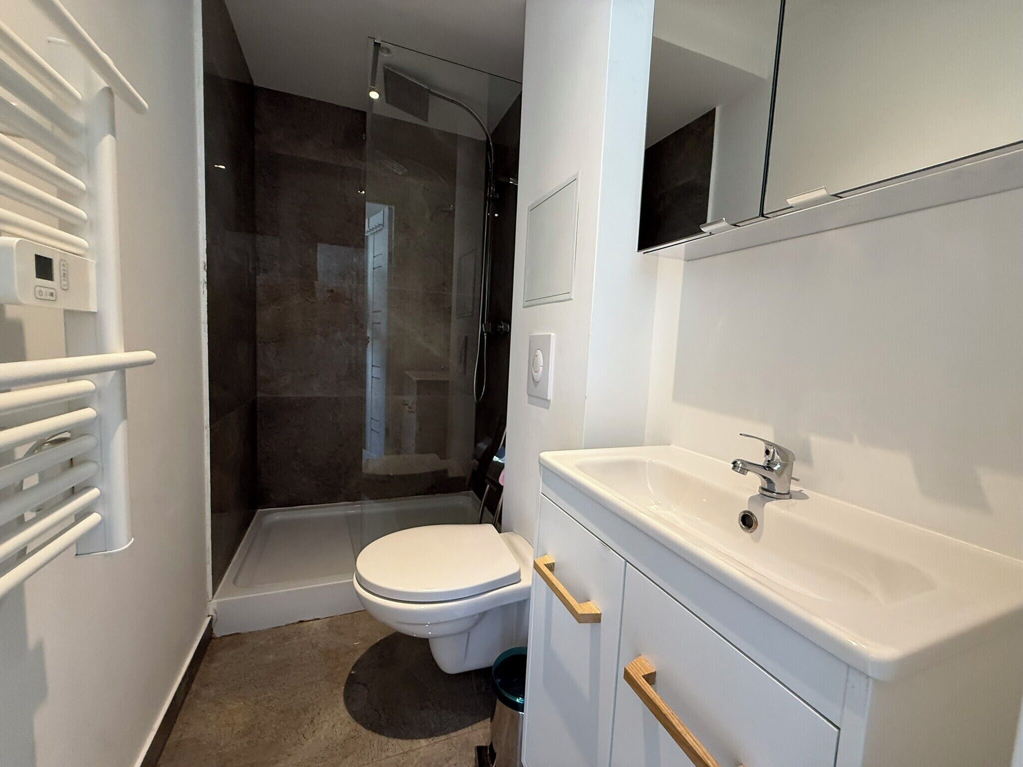 Een douche, handdoeken