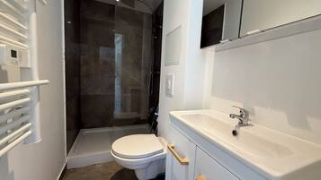 Een douche, handdoeken