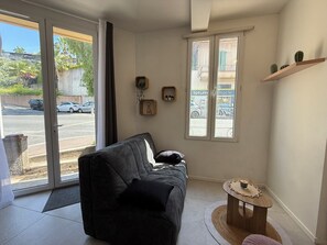 Living area - Studio 18m² rénové – RDC, proche commerces & bus (Antibes)