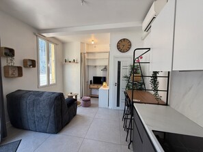 Living area - Studio 18m² rénové – RDC, proche commerces & bus (Antibes)