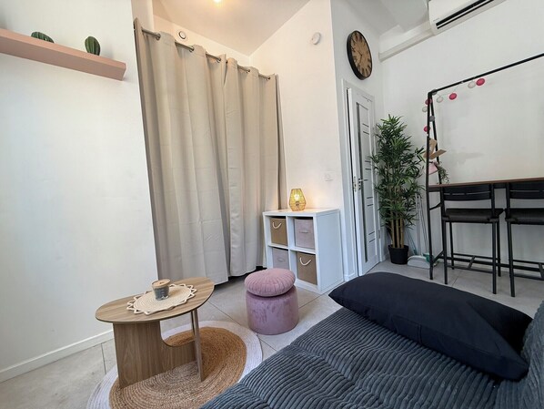 Room - Studio 18m² rénové – RDC, proche commerces & bus (Antibes)