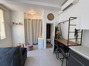 Interior - Studio 18m² rénové – RDC, proche commerces & bus (Antibes)