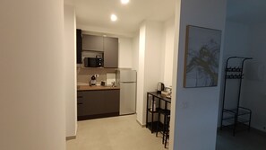 Wasserkocher mit Kaffee-/Teezubehör, Kühlschrank, Mikrowelle, Herdplatte