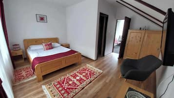 6 bedrooms, iron/ironing board, WiFi, bed sheets