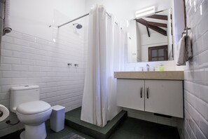 Quarto casal conforto, banheiro privativo, vista para a montanha | Banheiro | Secador de cabelo, toalhas de banho, sabonete, shampoo