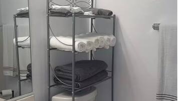 Haartrockner, Handtücher, Seife, Toilettenpapier