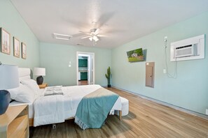 A bedroom with a bed, bedside table, lamp, ceiling fan, and a small potted plant. - Modern 4BHK Backyard 25 mins FIFA 10 mins Downtown (Dallas)