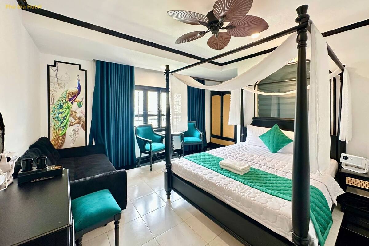 Suite, 1 Queen Bed, City View | Desk