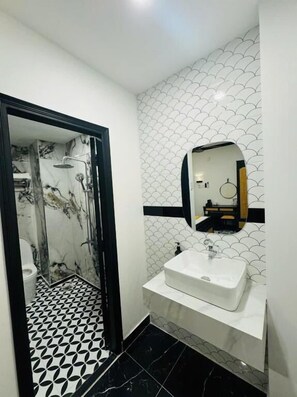 Combined shower/bathtub, hair dryer, slippers, towels - Phu Gia Luxury  (Ho Chi Minh City)