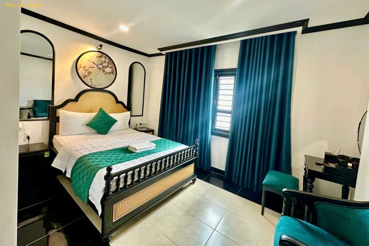 Deluxe Double Room, City View | Desk