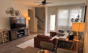 Smart TV - 5-bedroom house in Round Rock with pool access, close to tech hub (Round Rock)
