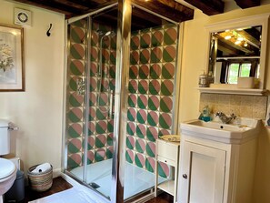 Bathroom - A unique Suffolk timber-framed cottage set within private lawns and woodland. (Chevington)