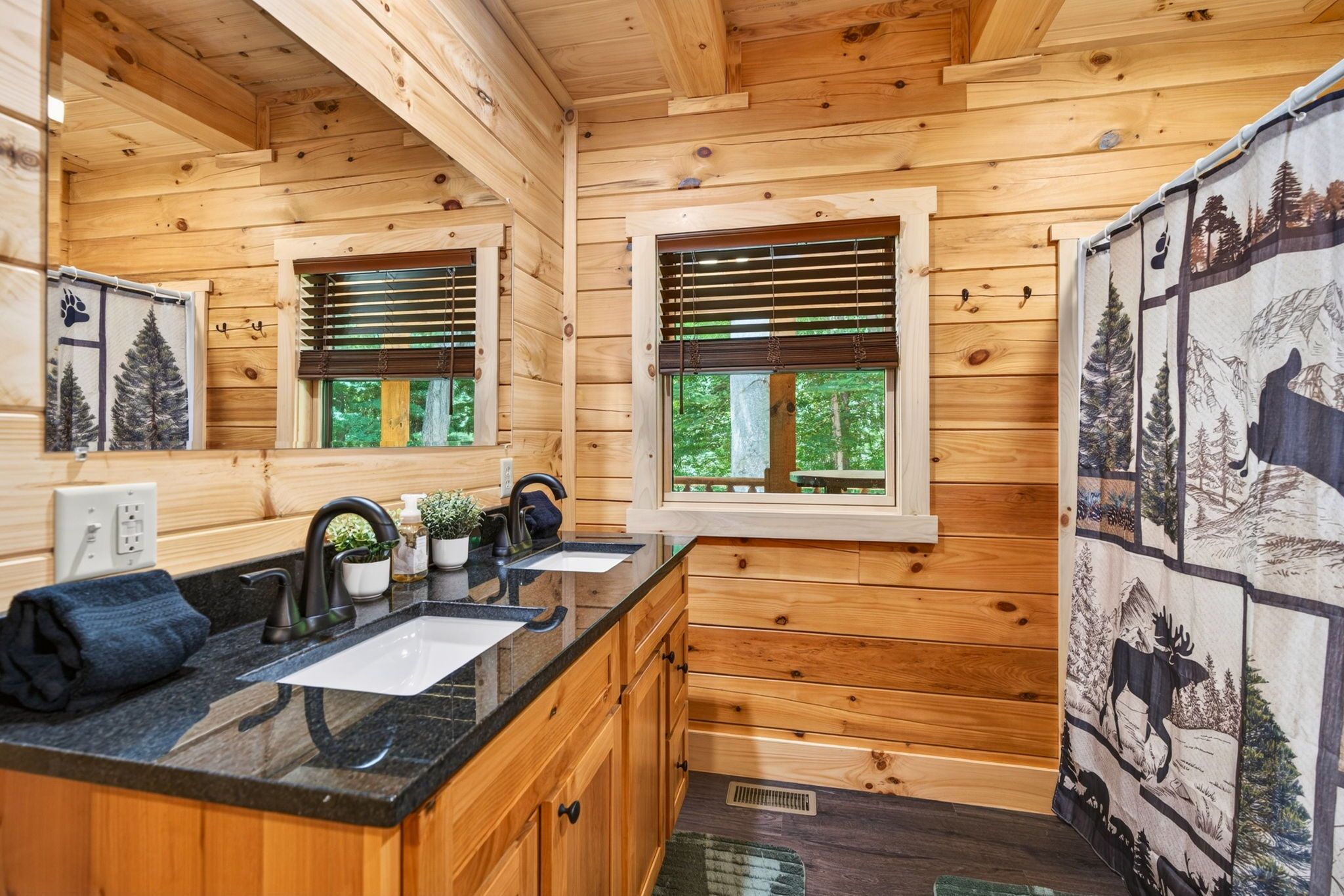 L’intérieur d’une cabane en bois comprend un espace cuisine équipé d’un évier, d’un plan de travail et de placards.