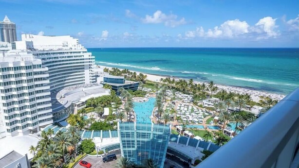 Ein Resort mit Pool, Strand und Meerblick.
