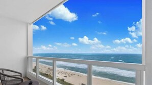Ein Balkon mit Blick auf Meer und Strand.