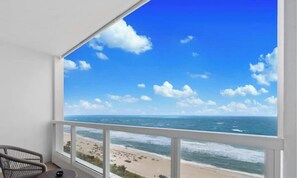 Ein Balkon mit Blick auf Meer und Strand.