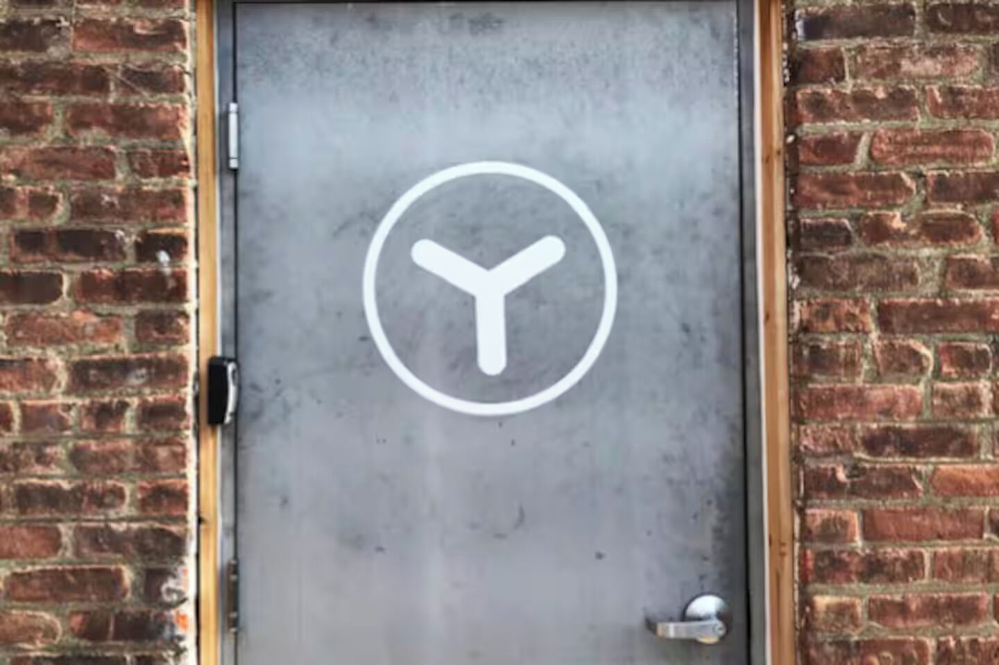 Eine Tür mit kreisförmigem Symbol und einem Metallgriff.