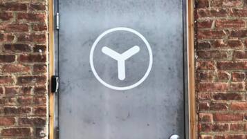 Eine Tür mit kreisförmigem Symbol und einem Metallgriff.