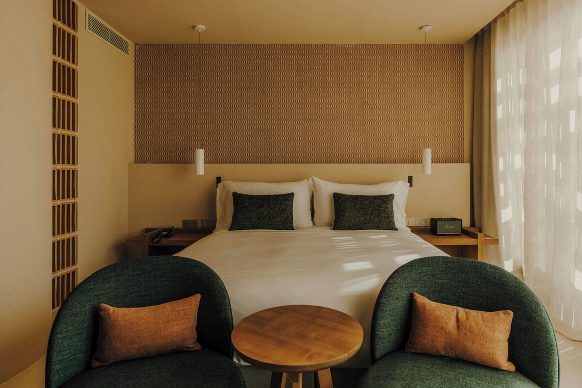 Deluxe Room, 1 King Bed | WiFi (free)