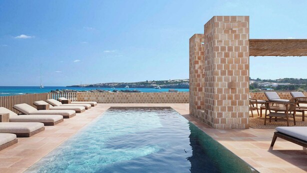A rooftop pool with lounge chairs and a view of the sea. - Sabatic Formentera Autograph Collection (Formentera)