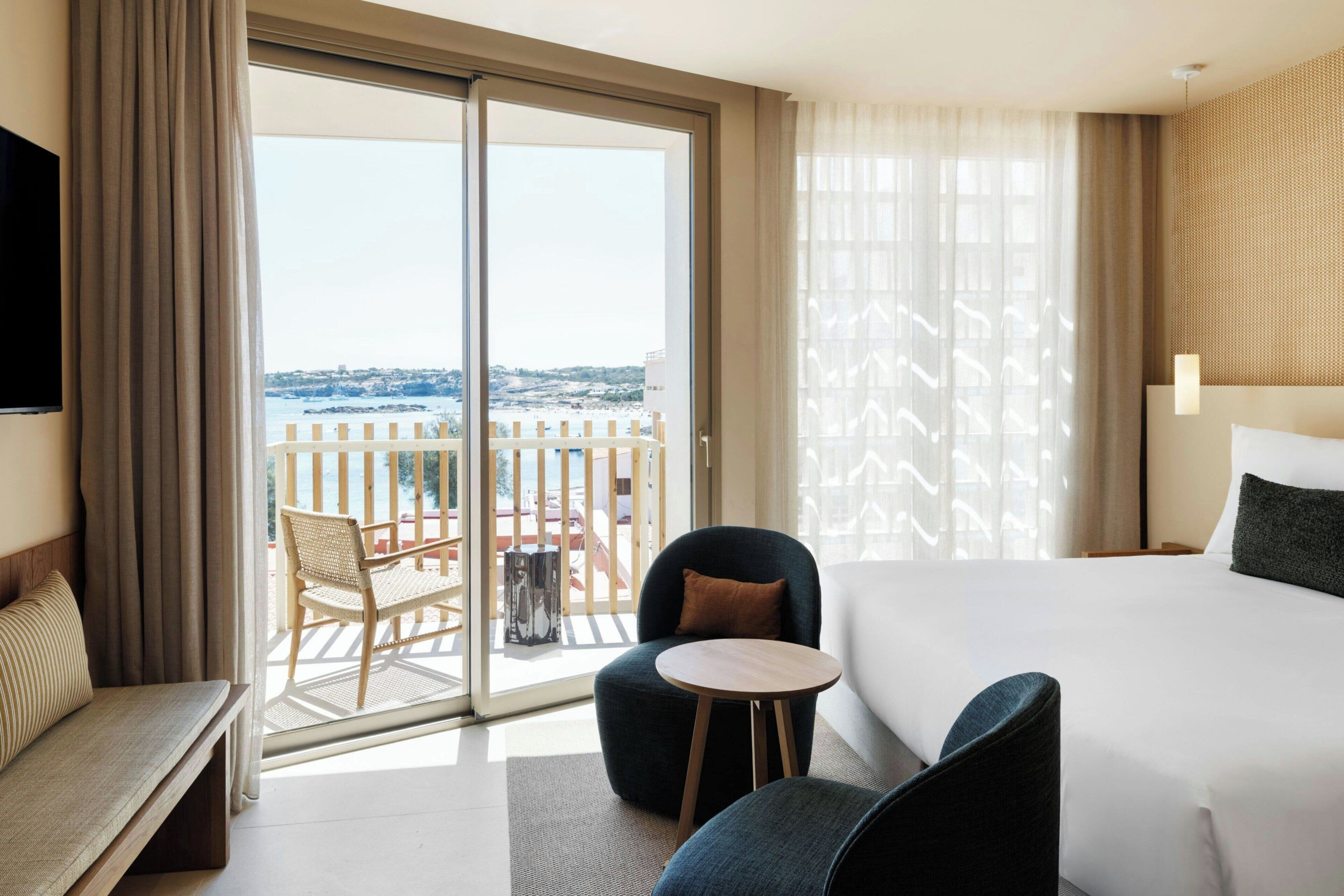 Habitación Deluxe, 1 cama de matrimonio grande, vistas parciales al mar | Playa | Ubicación a pie de playa