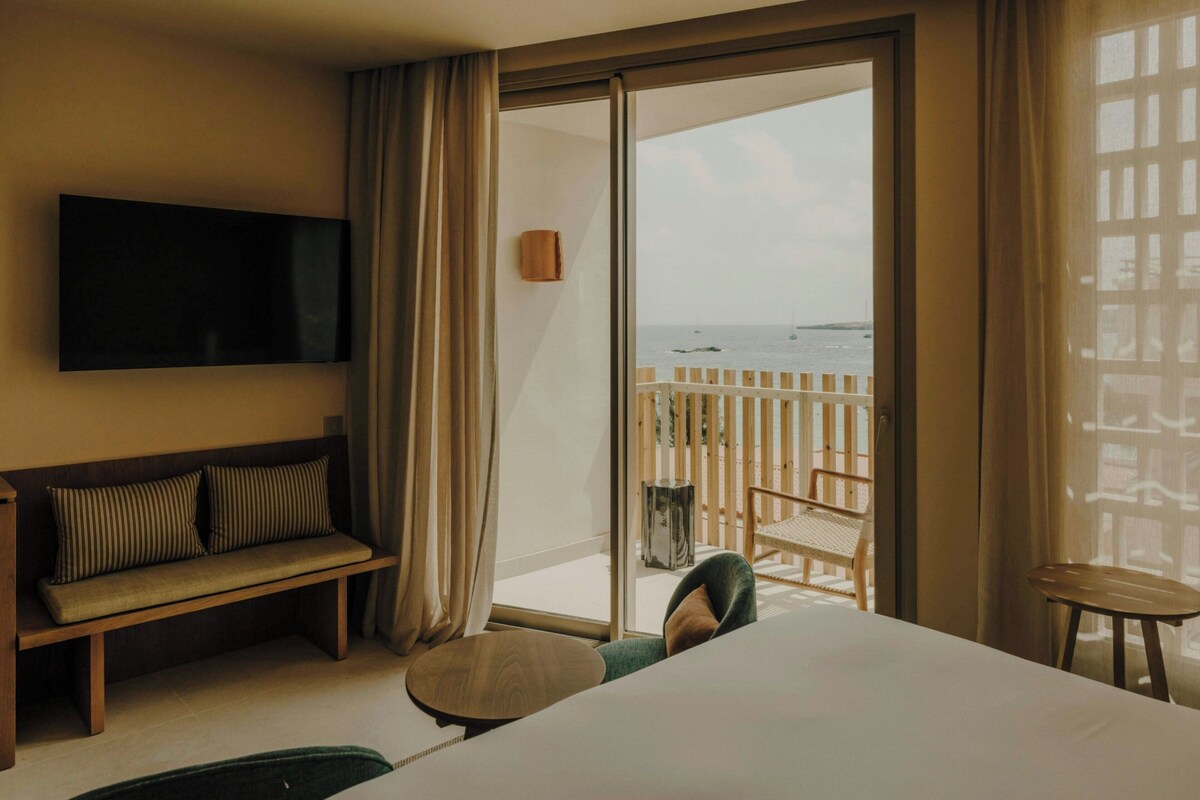 Deluxe Room, 1 King Bed, Partial Sea View | WiFi (free)