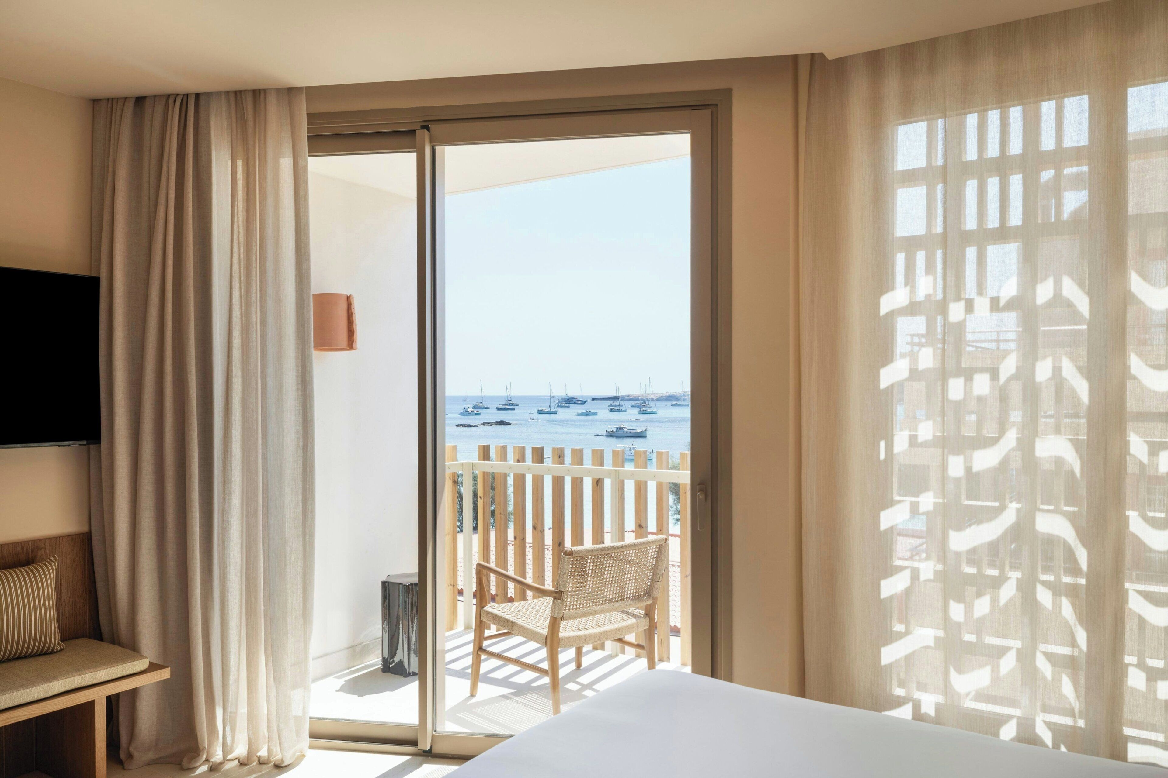 Chambre Deluxe, 1 très grand lit, balcon, vue partielle sur la mer