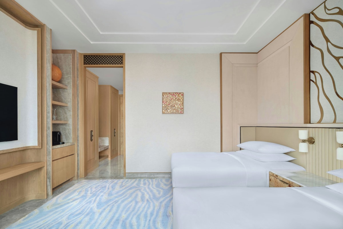 Habitación Deluxe, 2 camas dobles | Ropa de cama de alta calidad, colchones con acolchado adicional, minibar