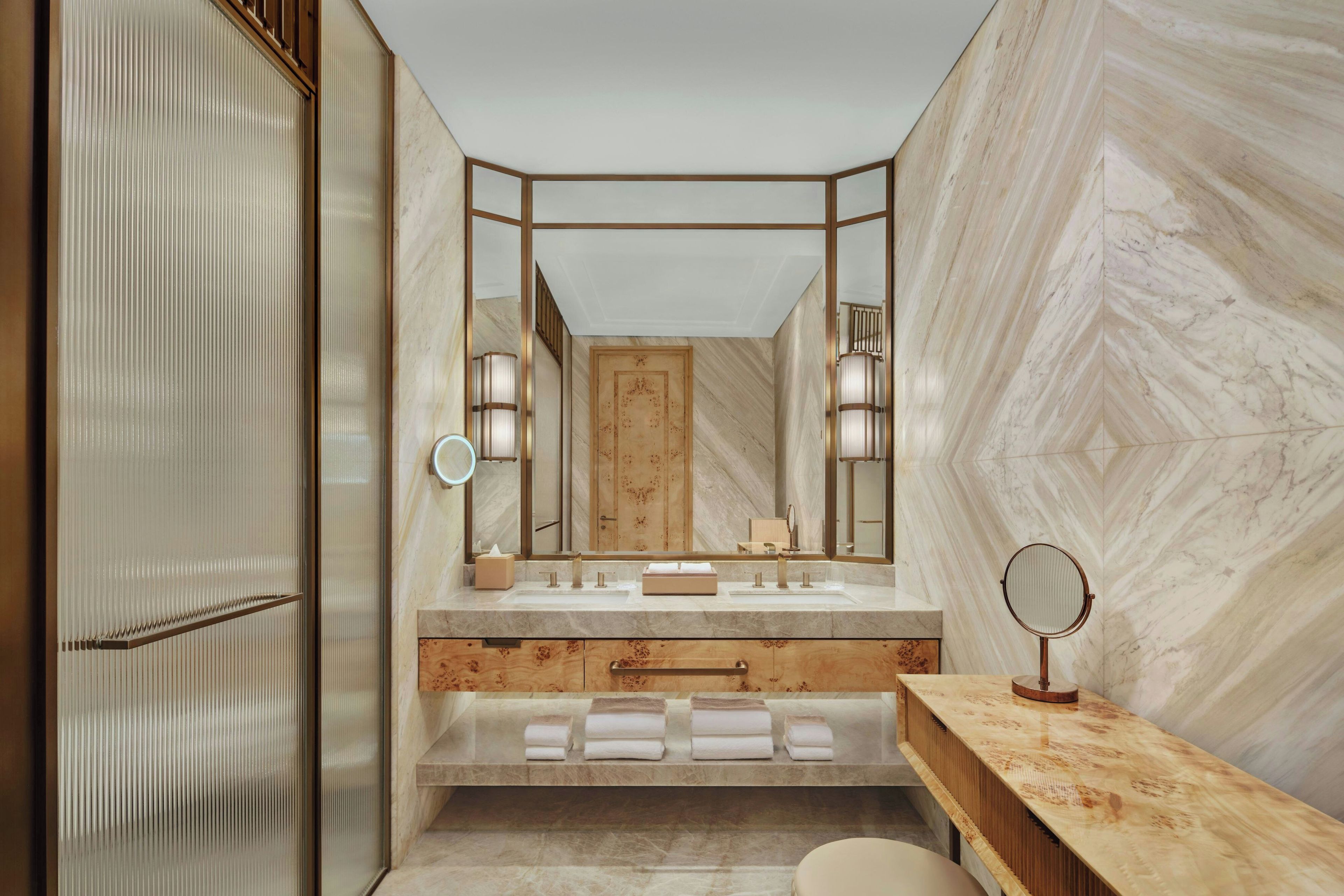 Een moderne badkamer met een wastafel, spiegel en handdoekrek.