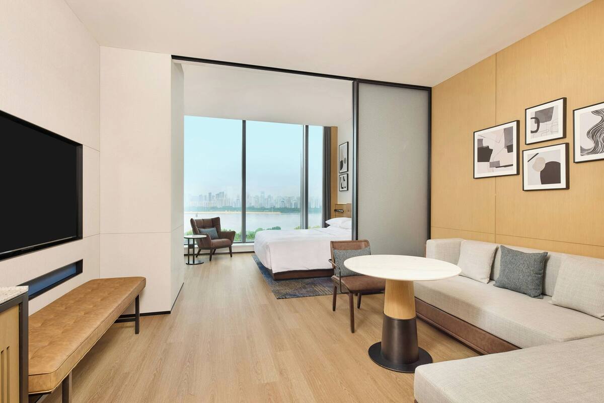 Junior Suite, 1 King Bed, River View