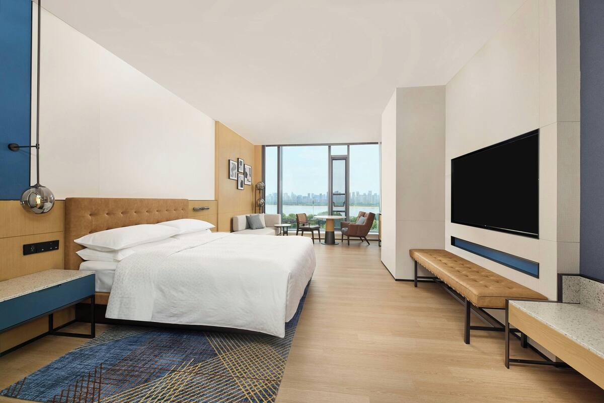 Executive Room, 1 King Bed, River View