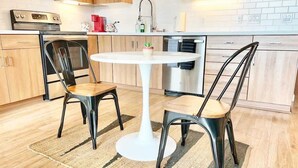 Kaffetrakter/tekoker, kjøleskap, mikrobølgeovn og ovn