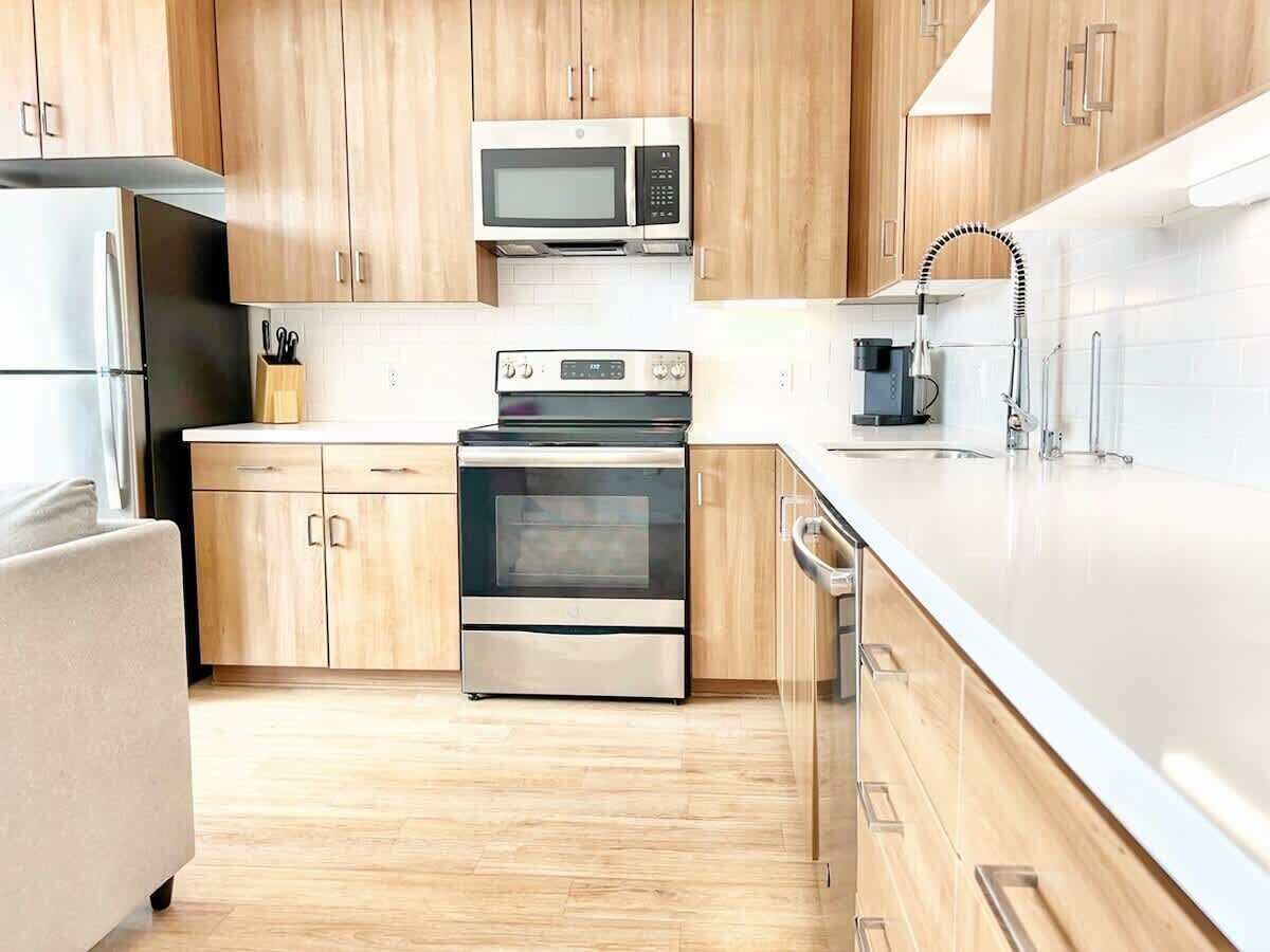 Coffee/tea maker, fridge, microwave, oven