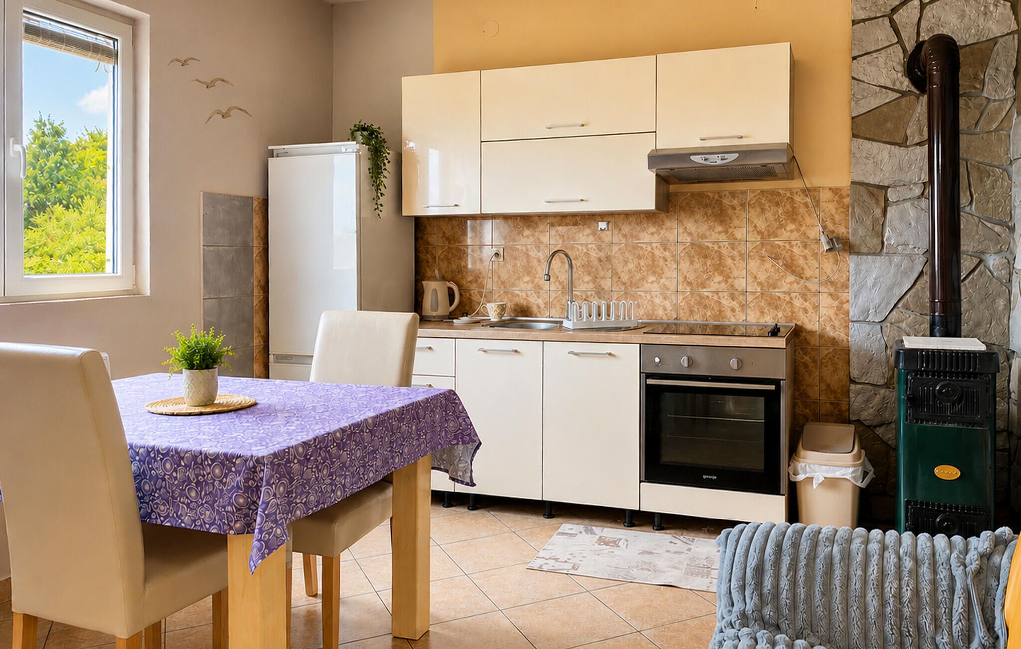 Geladeira, cooktop, lava-louças, talheres/pratos/utensílios de cozinha
