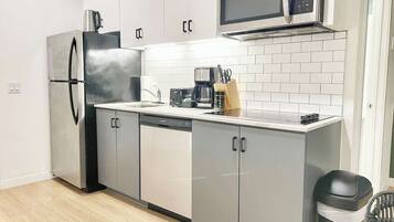 Coffee/tea maker, fridge, microwave, stovetop