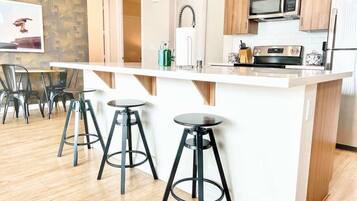 Coffee/tea maker, fridge, microwave, oven