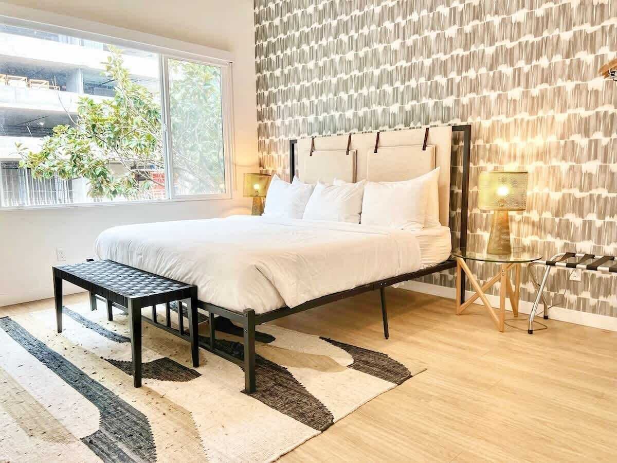 Tabla de planchar con plancha, cuna de viaje, wifi y ropa de cama 