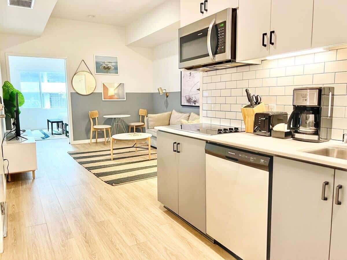 Kaffe- och tebryggare, kylskåp, mikrovågsugn och spishäll