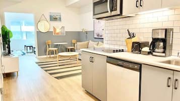 Kaffe- och tebryggare, kylskåp, mikrovågsugn och spishäll