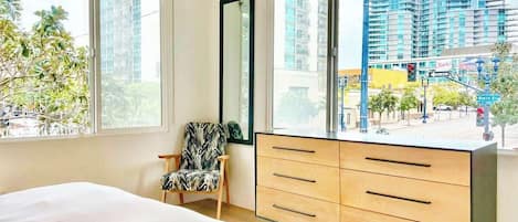 Tabla de planchar con plancha, cuna de viaje, wifi y ropa de cama