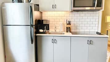 Coffee/tea maker, fridge, microwave, stovetop