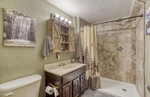 Bathroom - Beautiful 3bd/1ba Cabin amazing views and hikes just 15 minutes from shaver lake (Big Creek)
