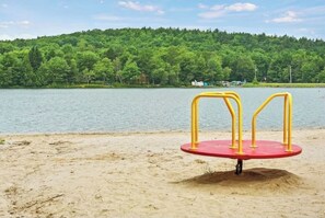 Beach nearby, sun-loungers, beach towels - The Lily Pad, a Lakeside Poconos Cabin: Hot Tub, Dog Friendly, Near Big Boulder! (Blakeslee)