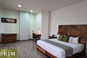 Deluxe Studio Suite, Non Smoking, Housekeeping | In-room safe, desk, iron/ironing board, free WiFi - Hoteles EJM Premium (Irapuato)