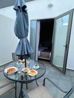 Habitación doble, 2 camas dobles, terraza | Caja fuerte, escritorio, tabla de planchar con plancha y wifi gratis